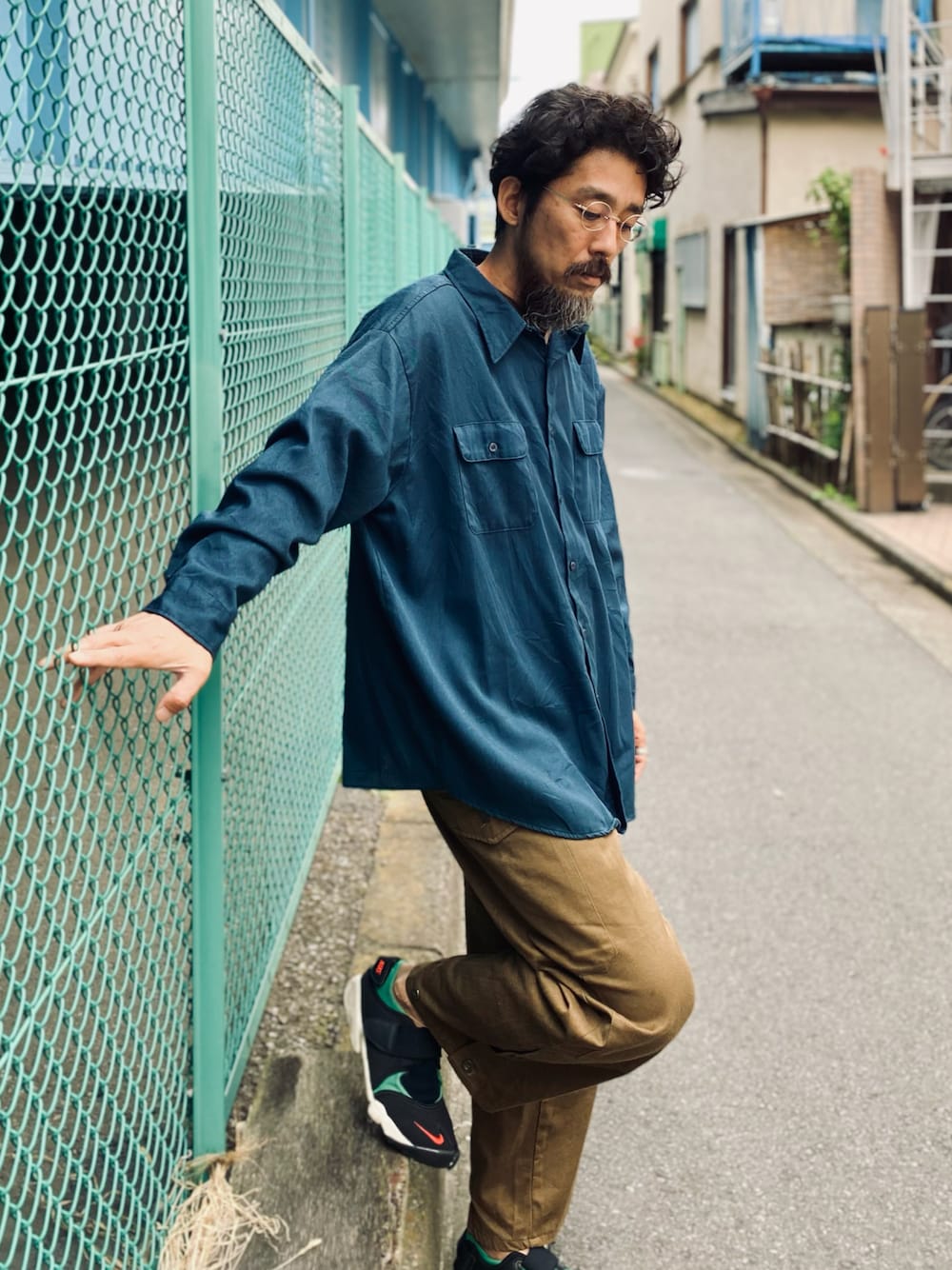 ブラウン系のサロペット/オーバーオール、グリーン系のスニーカー、ブルー系のシャツ/ブラウスを着用したメンズの春コーディネートの1枚目の写真