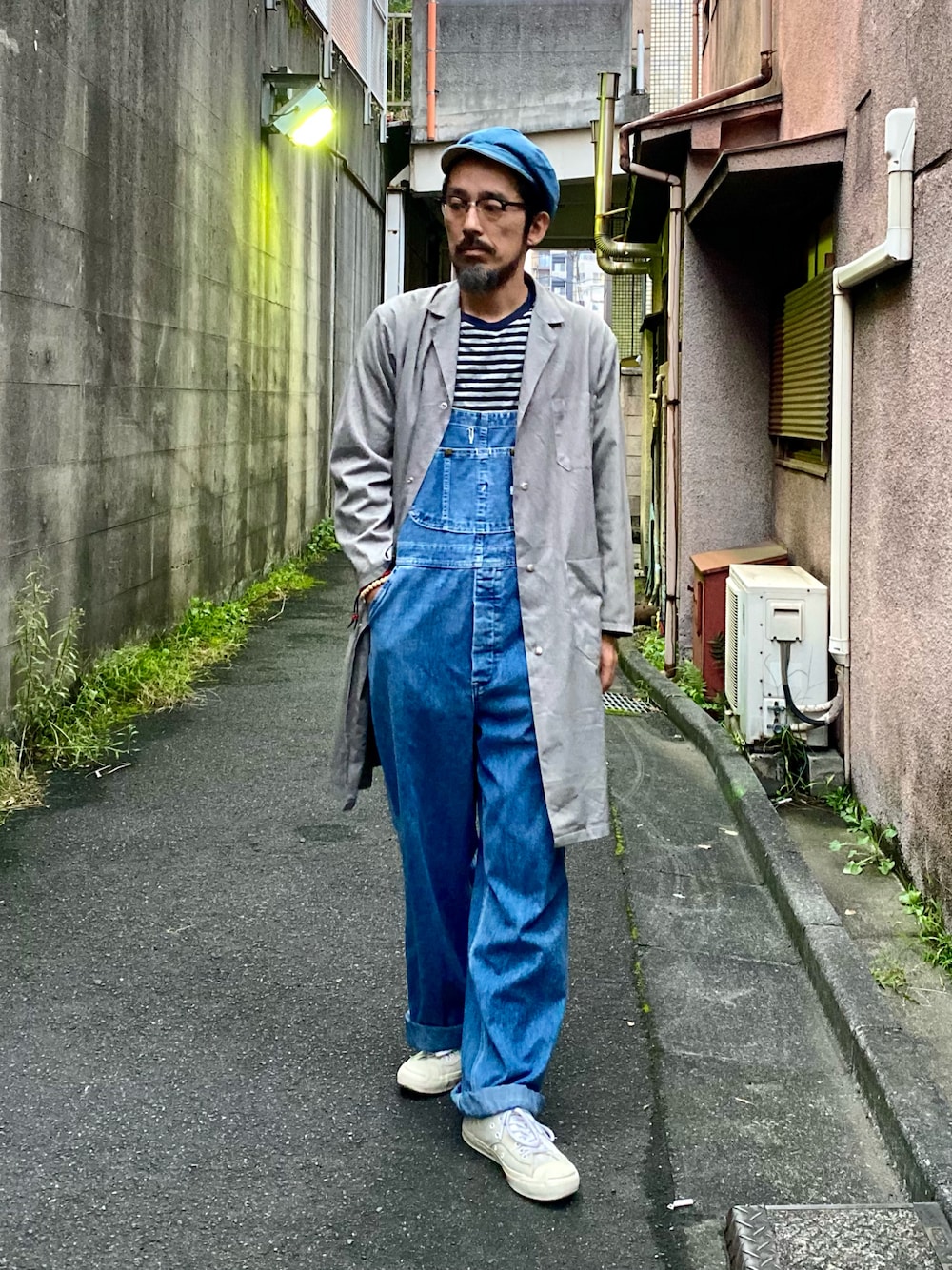 「秋のコーデ、休日スタイル、スニーカー、古着MIX、コンバース、白スニーカー、オーバーオール、サロペット、古着、ショップコート、キャスケット、デニム、アメカジ、秋トレンド2021、ラブアンドピース2021」｜「DECHOのアイテム（キャスケット、ブルー系）」を使った、ヤギハシカズヒロさん（メンズ・181cm）の秋コーディネートの1枚目の写真