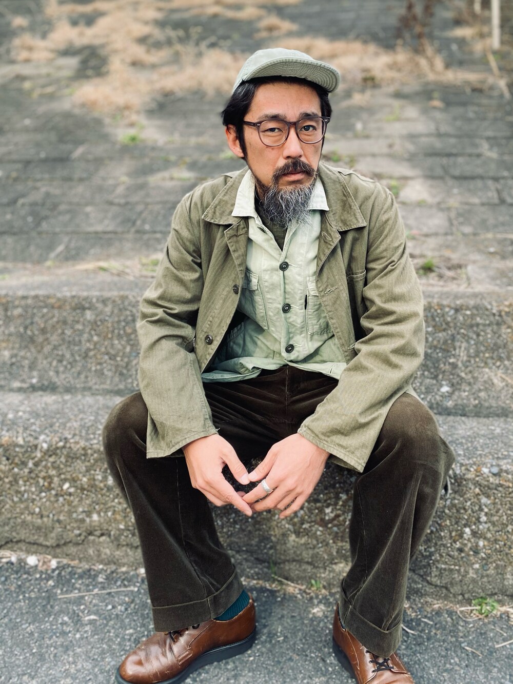 「休日スタイル、大人カジュアル、古着MIX、キャップ、カバーオール、レイヤードスタイル、コーデュロイパンツ、RED WING、アメカジ、グリーン、ヴィンテージ、春アウター、革靴、シャツスタイル、古着」｜「RED WINGのアイテム（その他シューズ、ブラウン系）」を使った、ヤギハシカズヒロさん（メンズ・181cm）の冬コーディネートの1枚目の写真
