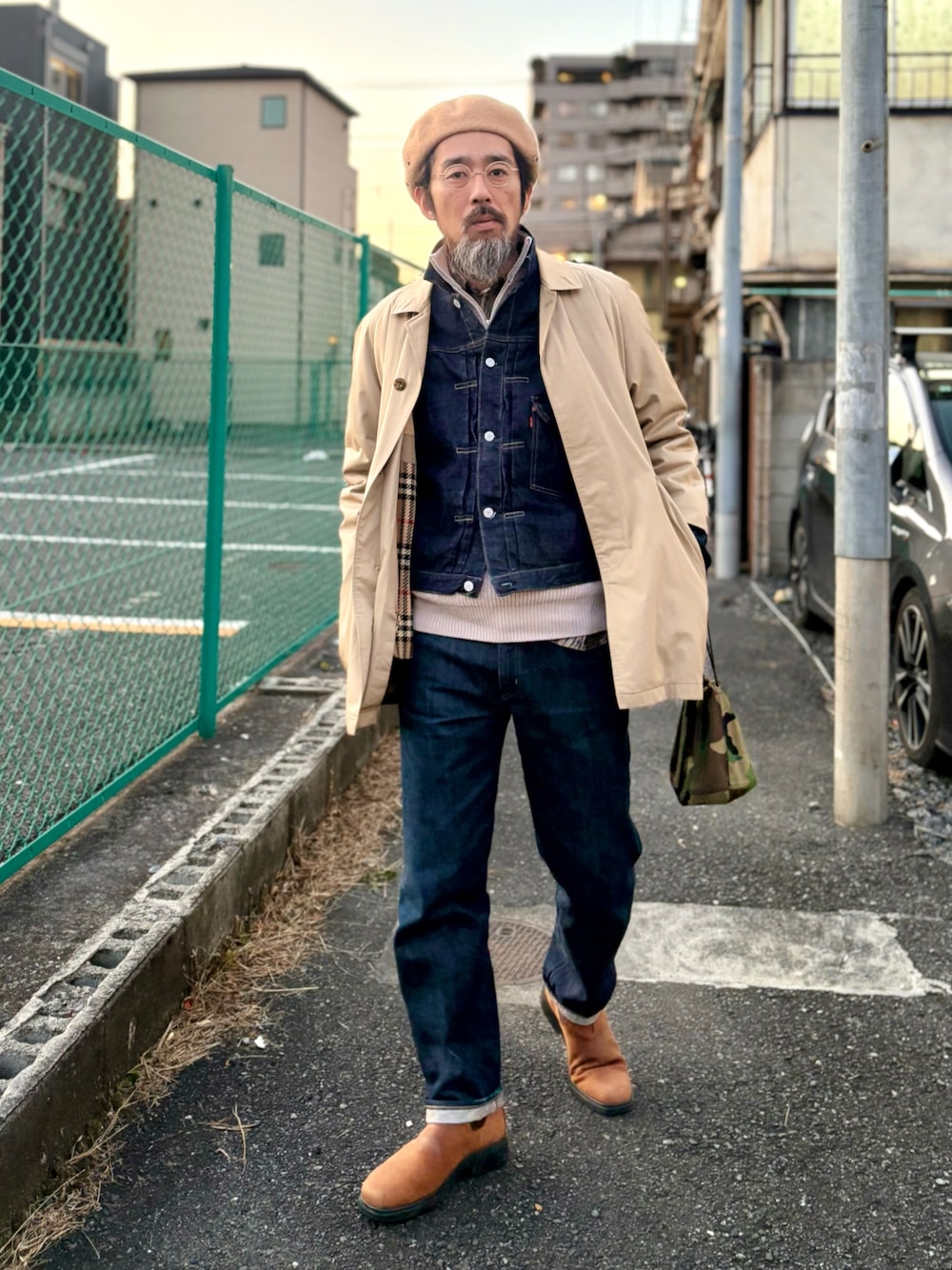 「ステンカラーコート、burberry、デニム、デニムオンデニム、ジーンズ、セットアップ、ブーツ、ベレー帽、アメカジ、古着MIX、大人カジュアル、古着、冬コーデ」｜「BURBERRYのアイテム（ステンカラーコート、ベージュ系）」を使った、ヤギハシカズヒロさん（メンズ・182cm）の冬コーディネートの1枚目の写真