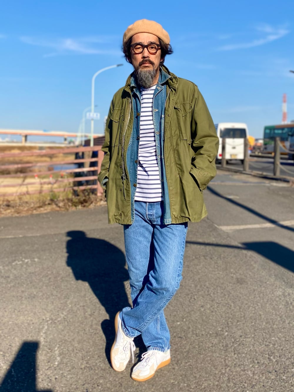 「ミリタリー、デニム、デニムオンデニム、カバーオール、ジーンズ、ベレー帽、スニーカー、Levi's、アメカジ、古着MIX、冬アウター、ヴィンテージ、レイヤードスタイル、ボーダー、セットアップ」｜「Levi'sのアイテム（デニムパンツ、ブルー系）」を使った、ヤギハシカズヒロさん（メンズ・181cm）の冬コーディネートの1枚目の写真