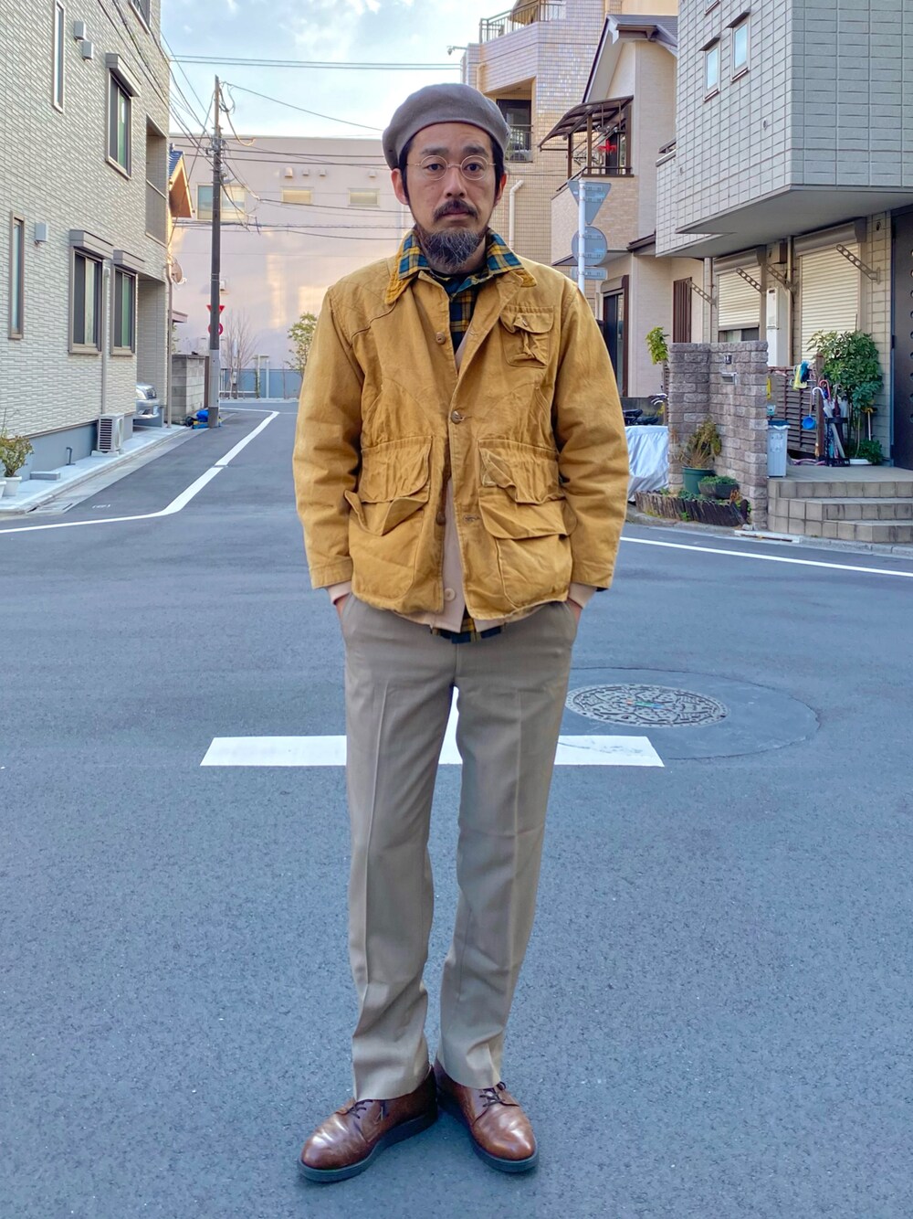 「休日スタイル、古着、冬コーデ、古着MIX、レイヤードスタイル、スラックス、ヴィンテージ、アメカジ、大人カジュアル、メガネ男子、革靴、きれいめカジュアル、チェックシャツ、オトナカジュアル、ハンティングジャケット」｜「CPHのアイテム（ハンチング/ベレー帽、グレー系）」を使った、ヤギハシカズヒロさん（メンズ・181cm）の冬コーディネートの1枚目の写真