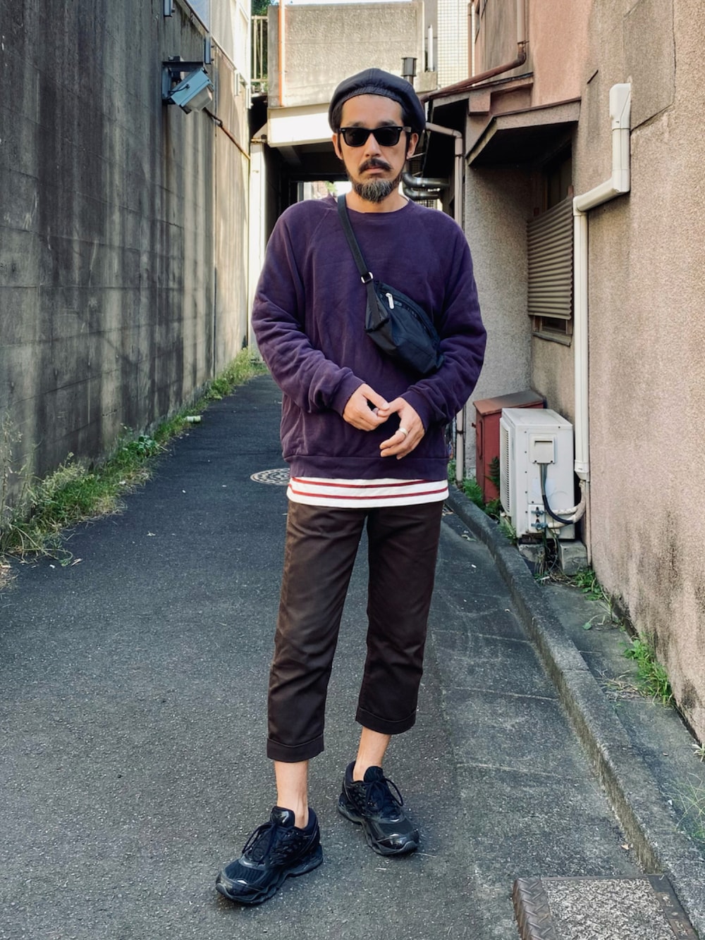 「スウェット、ボーダー、UNIQLO、サングラス、レイヤードスタイル、オーバーサイズ、大人カジュアル、ユニクロ、休日スタイル、きれいめカジュアル、シンプルコーデ、秋コーデ、秋トレンド2021、だから秋服が好き、ストリート」｜「CPHのアイテム（ハンチング/ベレー帽、ブラック系）」を使った、ヤギハシカズヒロさん（メンズ・181cm）の秋コーディネートの1枚目の写真