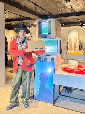 「MIZUNO SPORTS STYLE（ミズノスポーツスタイル）のアイテム（スニーカー、ブラック系）」を使った、ヤギハシカズヒロさん（メンズ・182cm）の冬コーディネート