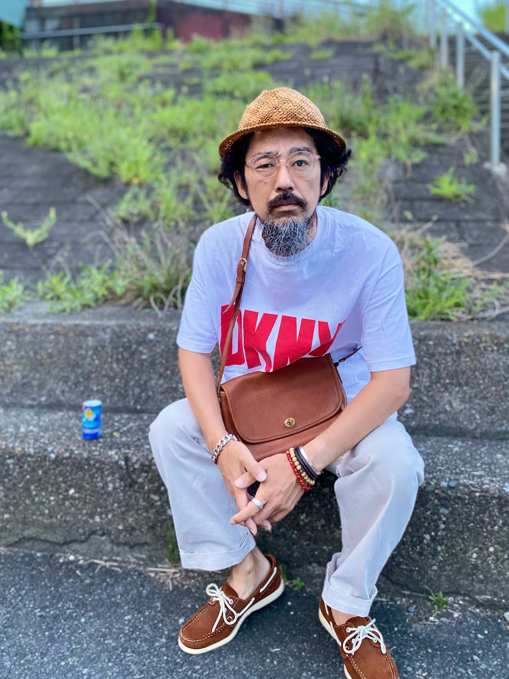 「夏コーデ、大人カジュアル、麦わら帽子、夏だ！Tシャツ着よう！、ロゴT、白Tシャツ、チノパン、白パンツ、モカシン、ショルダーバッグ、アメカジ、古着MIX、休日スタイル、ビッグシルエット、メガネ男子」｜「LACOSTEのアイテム（ハット、ブラウン系）」を使った、ヤギハシカズヒロさん（メンズ・181cm）の夏コーディネートの1枚目の写真