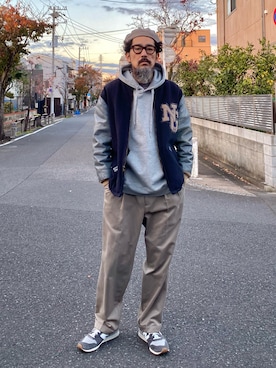 「グレー」｜「アイテム（スタジャン）」を使った、ヤギハシカズヒロさん（メンズ・181cm）の秋コーディネート