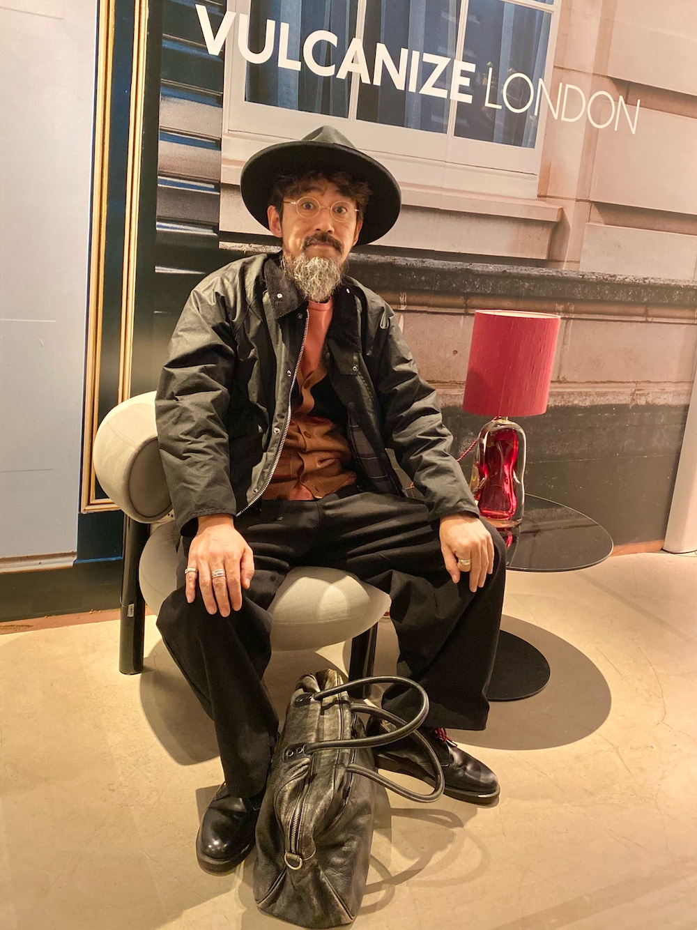 「barbour、Dr.Martens、ブラック、古着MIX、お出かけコーデ、ハット、レイヤードスタイル、カーディガン、休日コーデ、大人カジュアル、秋冬コーデ、日常に魔法を」｜「Barbourのアイテム（ブルゾン、ブラック系）」を使った、ヤギハシカズヒロさん（メンズ・182cm）の秋コーディネートの1枚目の写真