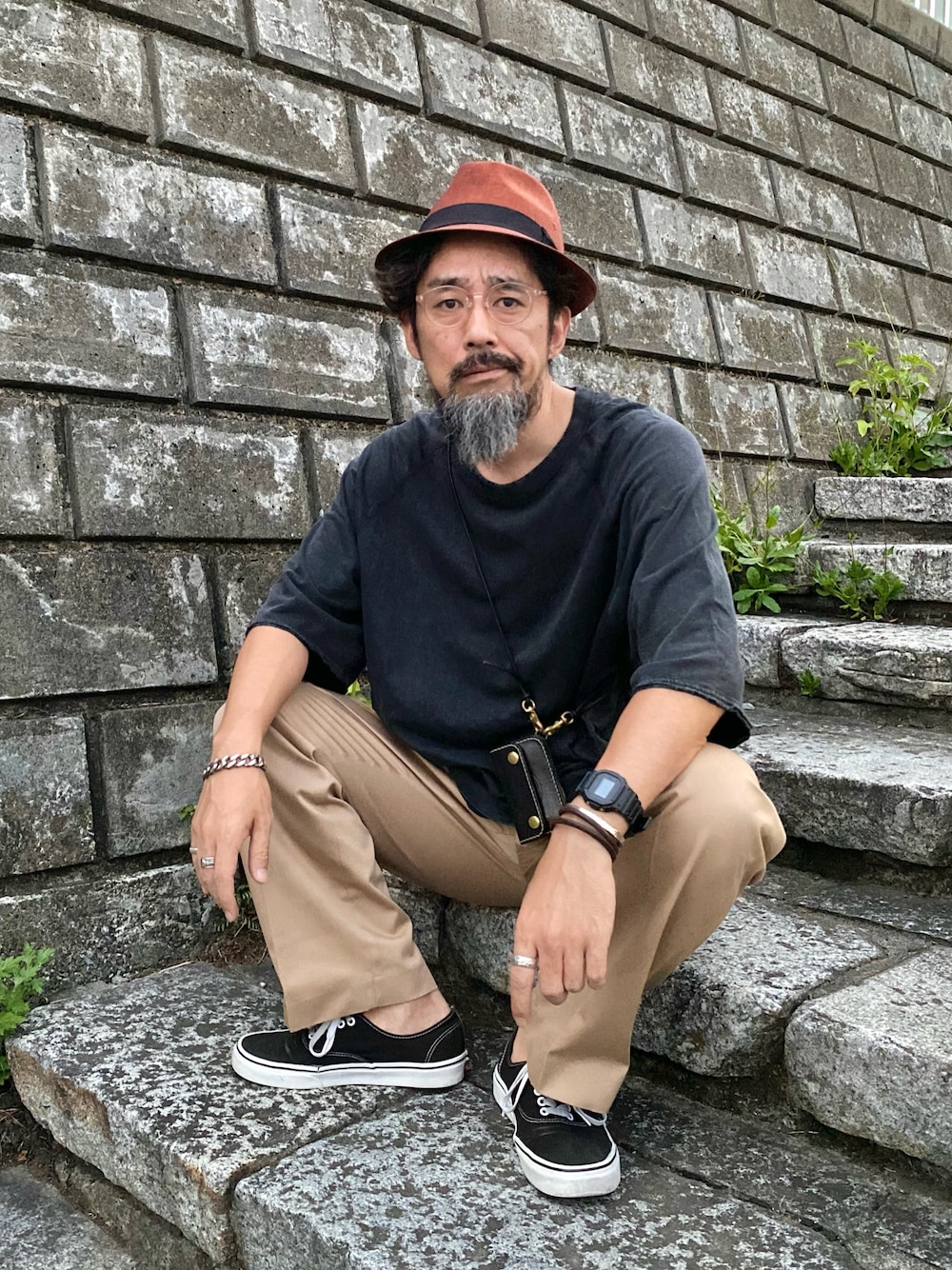 「GU、チノパン、VANS、ハット、アメカジ、古着MIX、大人カジュアル、メガネ男子、スニーカー、ミリタリー、Tシャツ」｜「GUのアイテム（Tシャツ/カットソー、ブラック系）」を使った、ヤギハシカズヒロさん（メンズ・181cm）の秋コーディネートの1枚目の写真