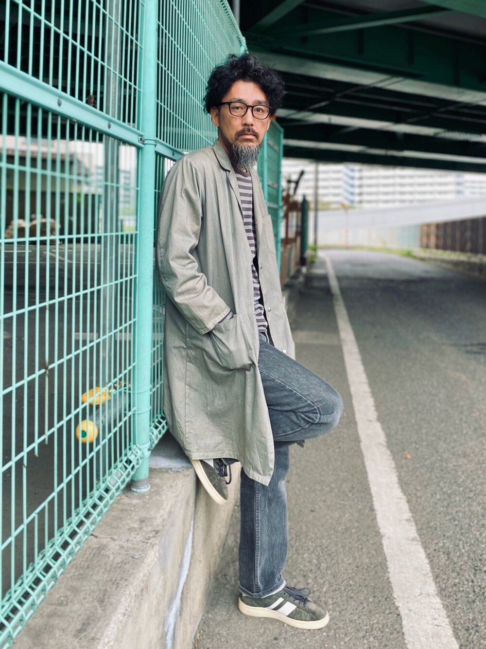 「休日スタイル、春コーデ、アメカジ、メガネ男子、古着MIX、春アウター、Levi's、ブラックデニム、ボーダー、モノトーン、デニム、ロンT、ショップコート、ヴィンテージ、スニーカー」｜「VINTAGEのアイテム（その他アウター、グレー系）」を使った、ヤギハシカズヒロさん（メンズ・181cm）の春コーディネートの1枚目の写真