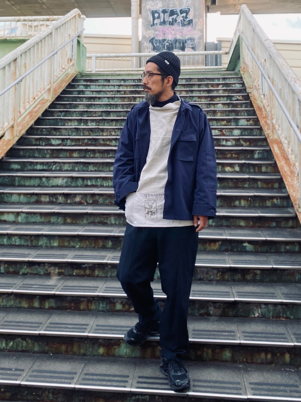 「メガネ男子、ストリートMIX、レイヤードスタイル、ミリタリー、UNIQLO、ニット帽、プルオーバー、タートルネック、モックネック、スラックス、スニーカーコーデ、黒スニーカー、休日スタイル、ネイビー、古着MIX」｜「CPHのアイテム（ニットキャップ/ビーニー、ブラック系）」を使った、ヤギハシカズヒロさん（メンズ・181cm）の秋コーディネートの1枚目の写真