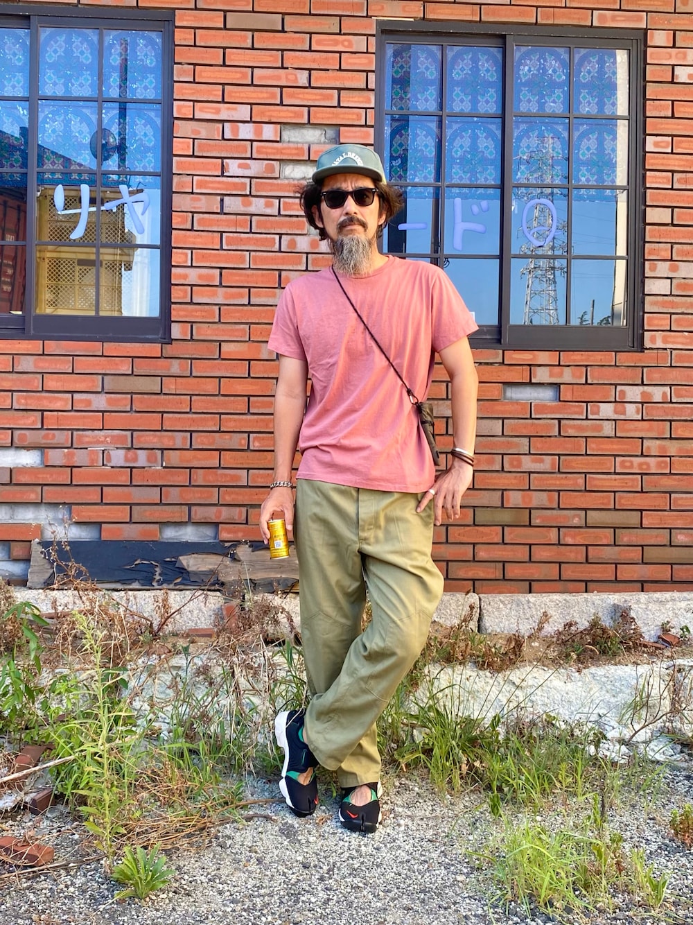 「夏コーデ、Tシャツ、夏だ！Tシャツ着よう！、キャップ、サングラス、カーゴパンツ、ナイキ、エアリフト、古着MIX、アメカジ、大人カジュアル、休日スタイル、グリーン、スニーカー、お出かけコーデ」｜「Velva Sheenのアイテム（Tシャツ/カットソー、ピンク系）」を使った、ヤギハシカズヒロさん（メンズ・181cm）の夏コーディネートの1枚目の写真