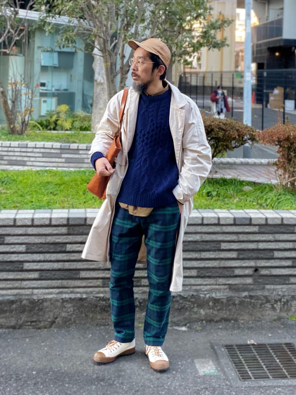 「冬コーデ、大人カジュアル、オーバーサイズ、きれいめカジュアル、スニーカーコーデ、ロングコート、古着MIX、キャップ、ラフ、ニット、レイヤードスタイル、休日スタイル、チェックパンツ、トートバッグ、ステンカラーコート」｜「BIG BILLのアイテム（ステンカラーコート、ベージュ系）」を使った、ヤギハシカズヒロさん（メンズ・181cm）の冬コーディネートの1枚目の写真