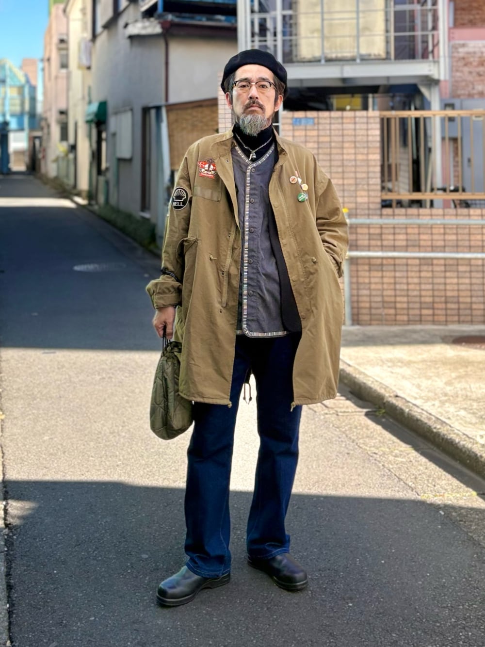 「ミリタリー、ミリタリージャケット、モッズコート、カーディガン、レイヤードスタイル、ブーツ、デニム、ジーンズ、ベレー帽、巾着バッグ、メガネ男子、冬コーデ、真冬のあったかスタイル、お出かけコーデ、冬アウター」｜「Levi'sのアイテム（デニムパンツ、ブルー系）」を使った、ヤギハシカズヒロさん（メンズ・182cm）の冬コーディネートの1枚目の写真