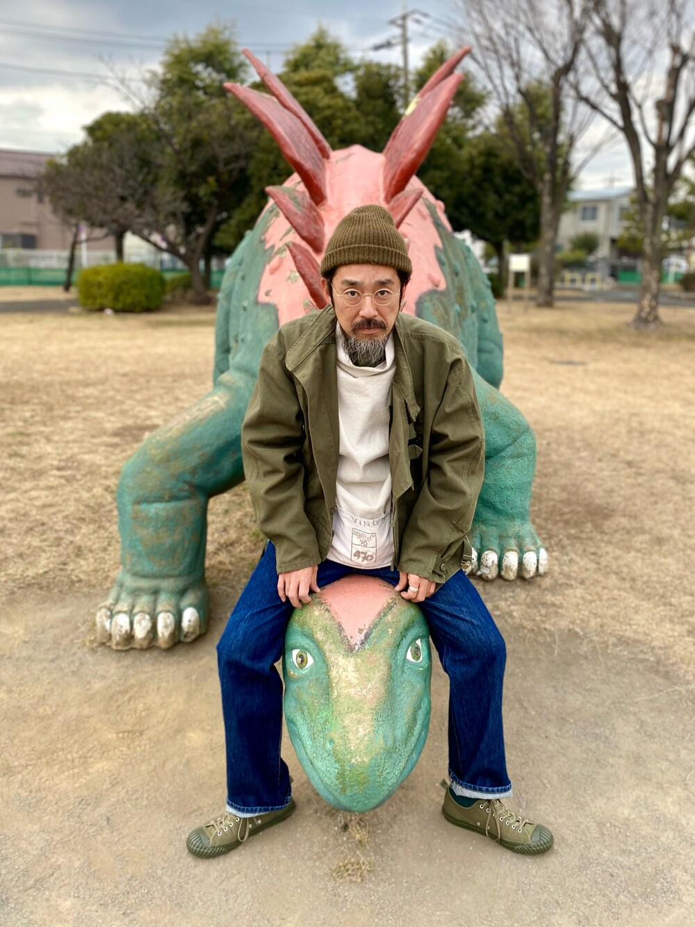 「休日スタイル、ニット帽、ライダースジャケット、プルオーバー、デニム、スニーカー、converse、Levi's、古着MIX、アメカジ、ミリタリー、大人カジュアル、レイヤードスタイル、コンバース、グリーン」｜「Levi'sのアイテム（デニムパンツ、ブルー系）」を使った、ヤギハシカズヒロさん（メンズ・181cm）の冬コーディネートの1枚目の写真