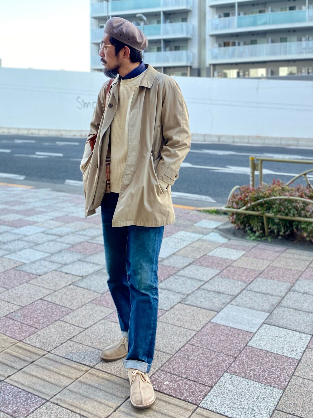 「大人カジュアル、シンプルコーデ、カジュアルコーデ、デニムパンツ、休日スタイル、ステンカラーコート、白ニット、デニム、古着MIX、きれいめカジュアル、カラーニット、メガネ男子、オトナカジュアル、ベレー帽、clarks」｜「Leeのアイテム（デニムパンツ、ブルー系）」を使った、ヤギハシカズヒロさん（メンズ・181cm）の冬コーディネートの1枚目の写真