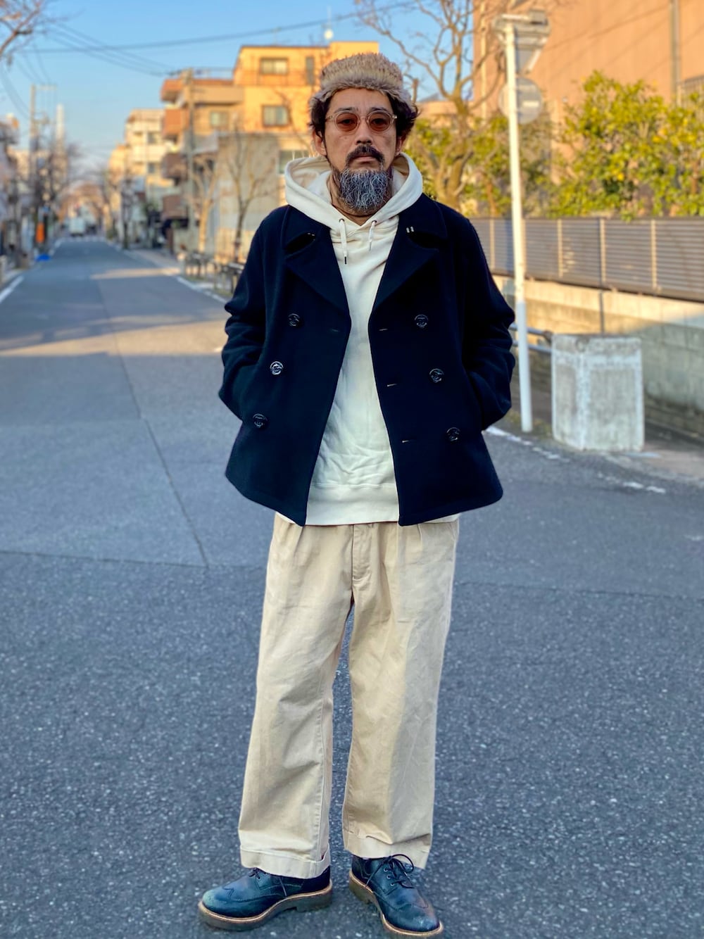 「冬コーデ、フライトキャップ、ピーコート、スウェット、パーカー、ユニクロ、チノパン、ワイドパンツ、モノトーン、アメカジ、マイベストコーデ2023、タートルネック、コート、レイヤードスタイル、お出かけコーデ」｜「nakotaのアイテム（帽子、ブラック系）」を使った、ヤギハシカズヒロさん（メンズ・181cm）の冬コーディネートの1枚目の写真
