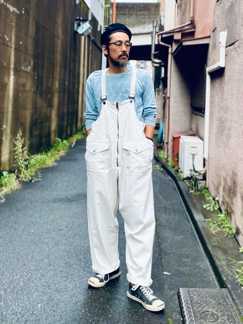 「大人カジュアル、スニーカーコーデ、古着MIX、converse、ジャックパーセル、ベレー帽、オーバーオール、サロペット、アメカジ、休日スタイル、秋のコーデ、秋トレンド2021、メガネ男子、ゆるコーデ、カジュアルコーデ」｜「Russell Athleticのアイテム（Tシャツ/カットソー、ブルー系）」を使った、ヤギハシカズヒロさん（メンズ・181cm）の秋コーディネートの1枚目の写真