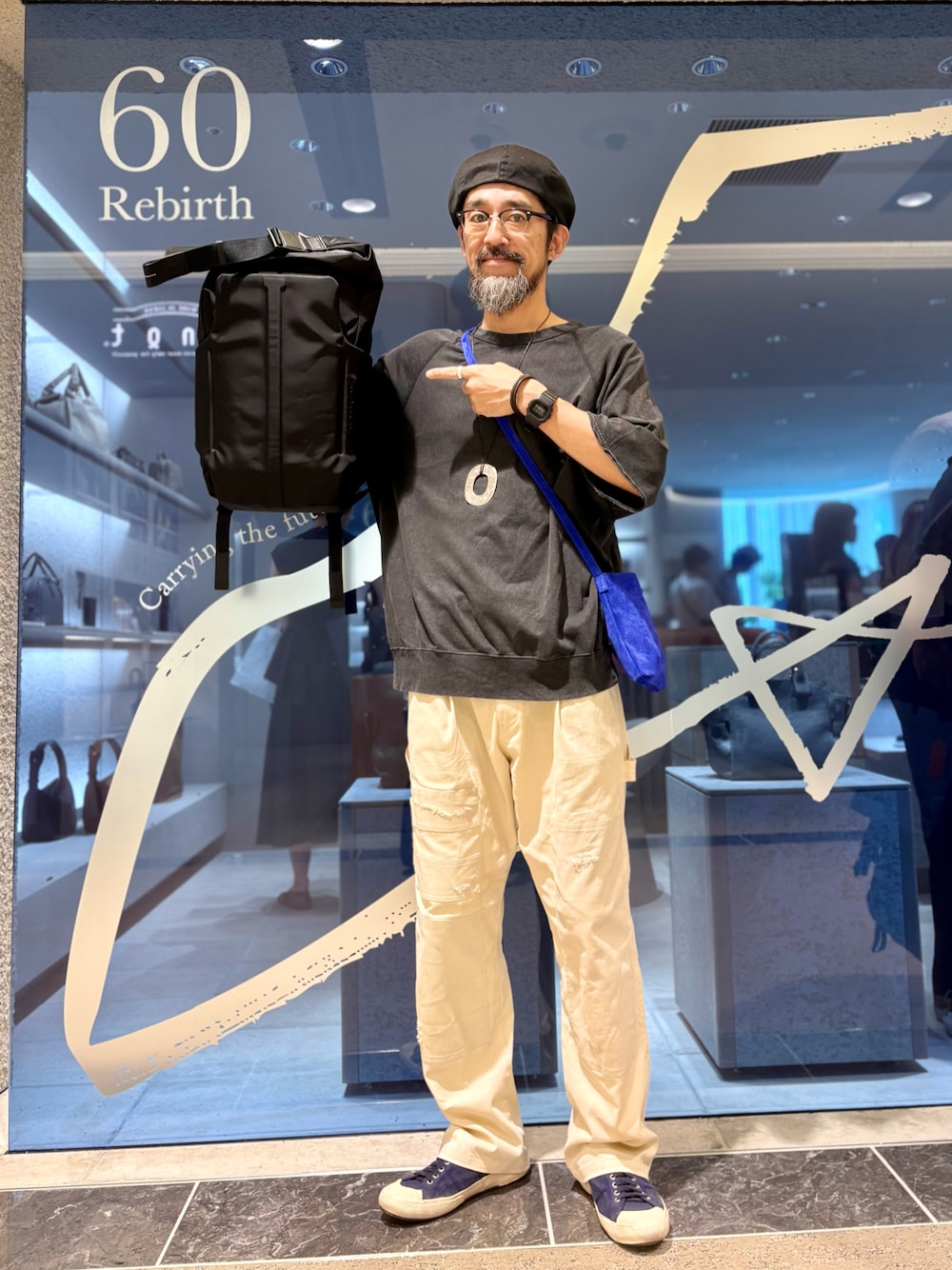 ブルー系のショルダーバッグを着用したメンズの夏コーディネートの1枚目の写真