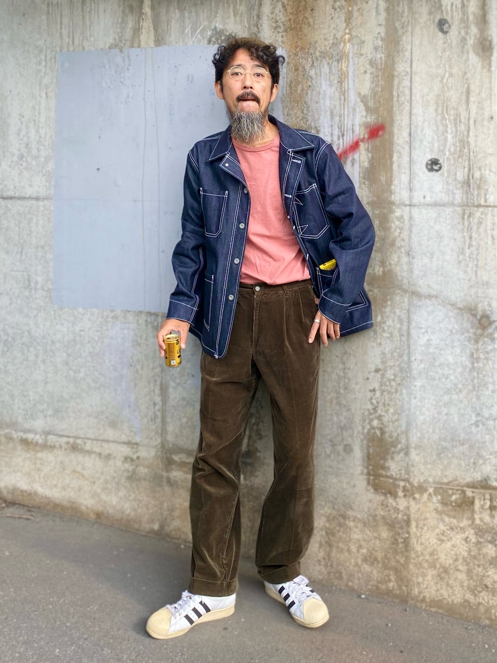 「秋服まるっと大公開、休日スタイル、秋コーデ、デニム、デニムジャケット、カバーオール、タックイン、コーデュロイ、スニーカー、アディダス、メガネ男子、アメカジ、古着MIX、ニット帽、レイヤードスタイル」｜「CHAPSのアイテム（その他パンツ、ブラウン系）」を使った、ヤギハシカズヒロさん（メンズ・181cm）の秋コーディネートの1枚目の写真