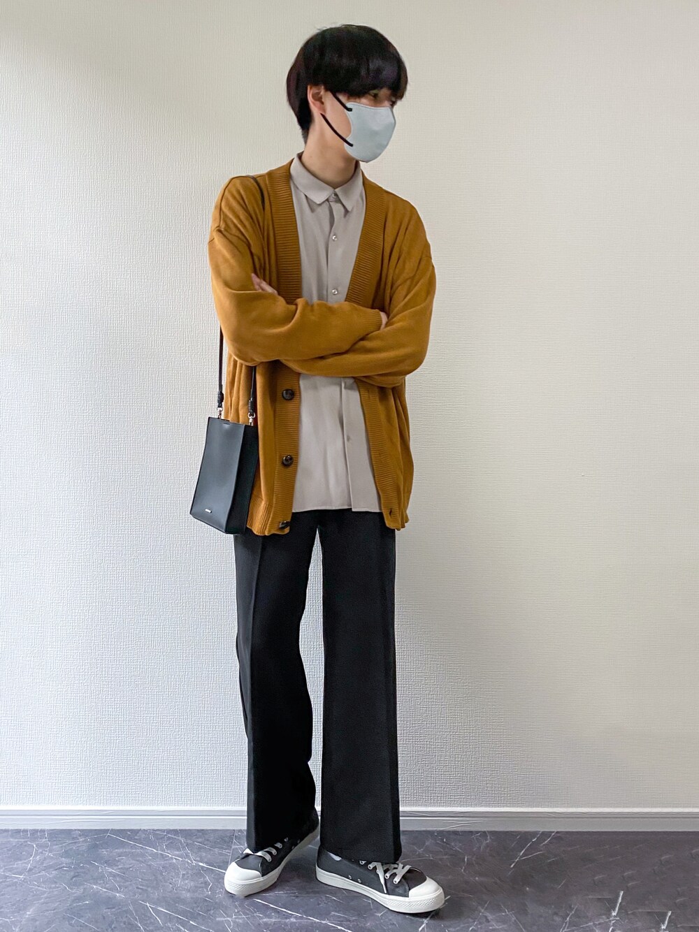 「シンプル、カーディガン、カジユアル、春コーデ、イエロー、スニーカー、プチプラ、シンプルコーデ、大学生、フレアパンツ」｜「epnokのベーシックルーズニットカーディガン（カーディガン/ボレロ、イエロー系）」を使った、まささん（メンズ・180cm）の春コーディネートの1枚目の写真