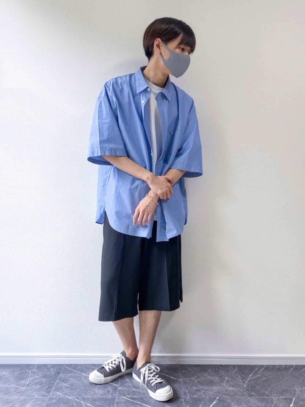 ブルー系のシャツ/ブラウス、ホワイト系のTシャツ/カットソー、ブラック系のその他パンツを着用したメンズの夏コーディネートの1枚目の写真