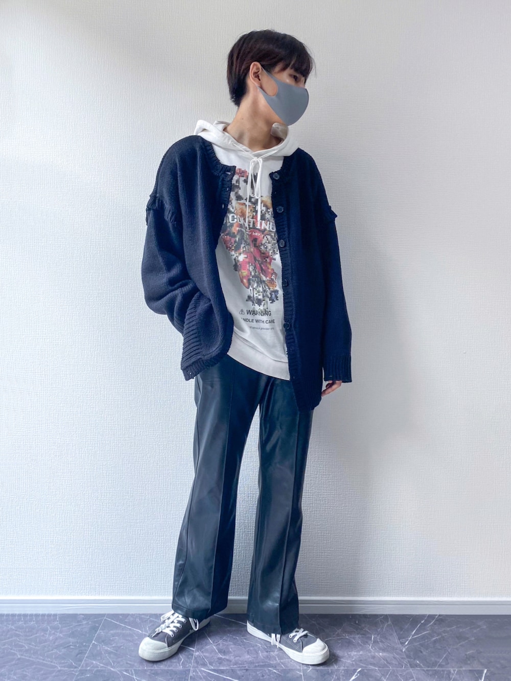 「カーディガン、スニーカー、レザー、パーカー、プリント、モノトーン、大学生、オーバーサイズ、フレアパンツ、シンプルコーデ」｜「Ressacaの3Way オーバーサイズ マルチウェイ ダメージ加工ニット カーディガン（カーディガン/ボレロ、ブラック系）」を使った、まささん（メンズ・180cm）の秋コーディネートの1枚目の写真