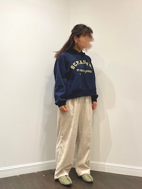 コーデュロイイージーパンツを使った人気ファッション
