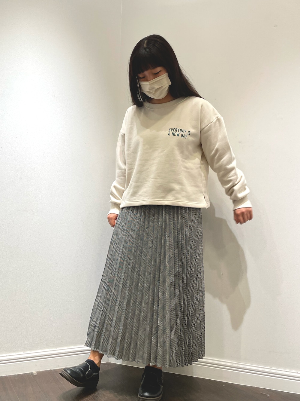 「カジュアルコーデ、低身長コーデ、春コーデ、ゆるコーデ、lugnoncure、シンプル、スカート、チェック、プリーツスカート、ショート丈トップス、手がクリームパンみたい」｜「Lugnoncureの裏起毛ショート丈ロゴトップス（Tシャツ/カットソー、ホワイト系）」を使った、みすずさん（レディース・152cm）の冬コーディネートの1枚目の写真