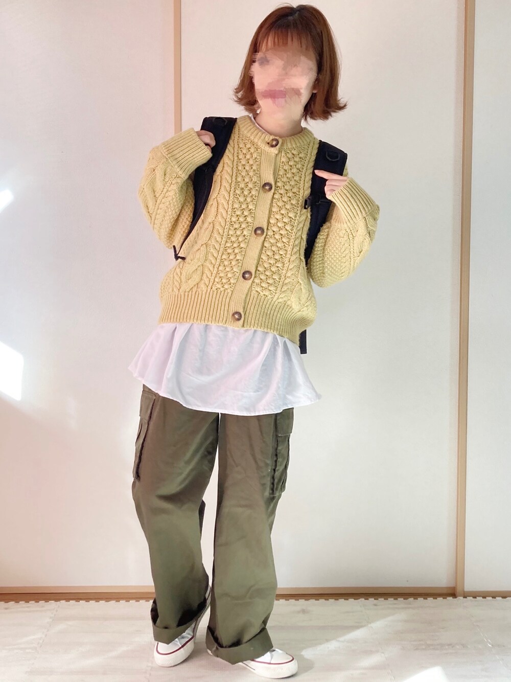 「プチプラ、プチプラコーデ、カジュアル、レイヤードスタイル、レイヤード、カーディガン、チュニック、カーゴパンツ、白スニーカー、スニーカーコーデ、黒リュック、リュックスタイル、イエロー、着回しコーデ」｜「GUのアイテム（カーディガン/ボレロ、イエロー系）」を使った、てぃるさん（レディース・158cm）の冬コーディネートの1枚目の写真