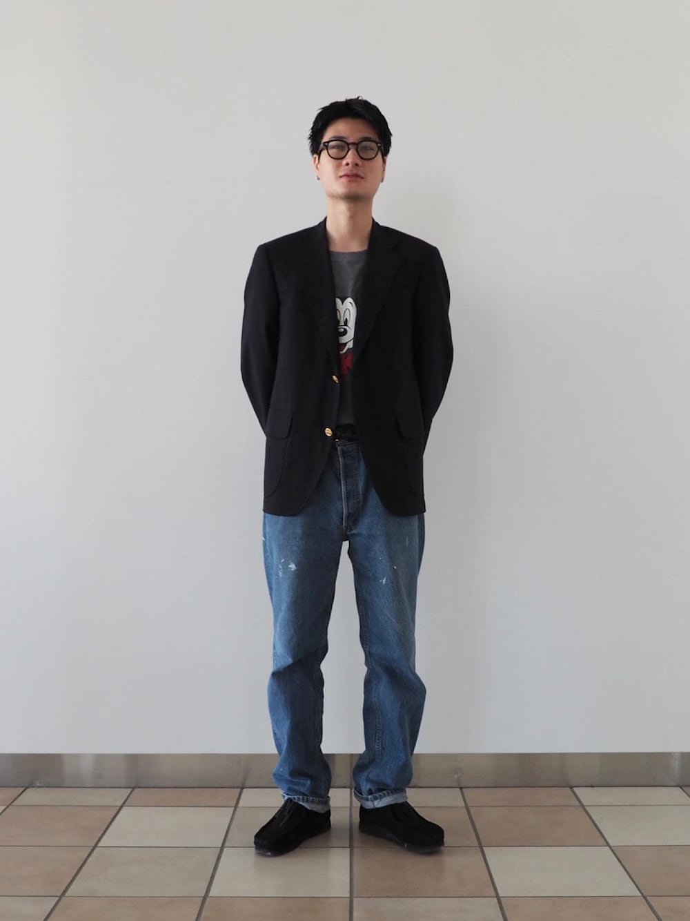 ブルー系のテーラードジャケット、ブラック系のブーツ、ブラック系のTシャツ/カットソーを着用したメンズの秋コーディネートの1枚目の写真