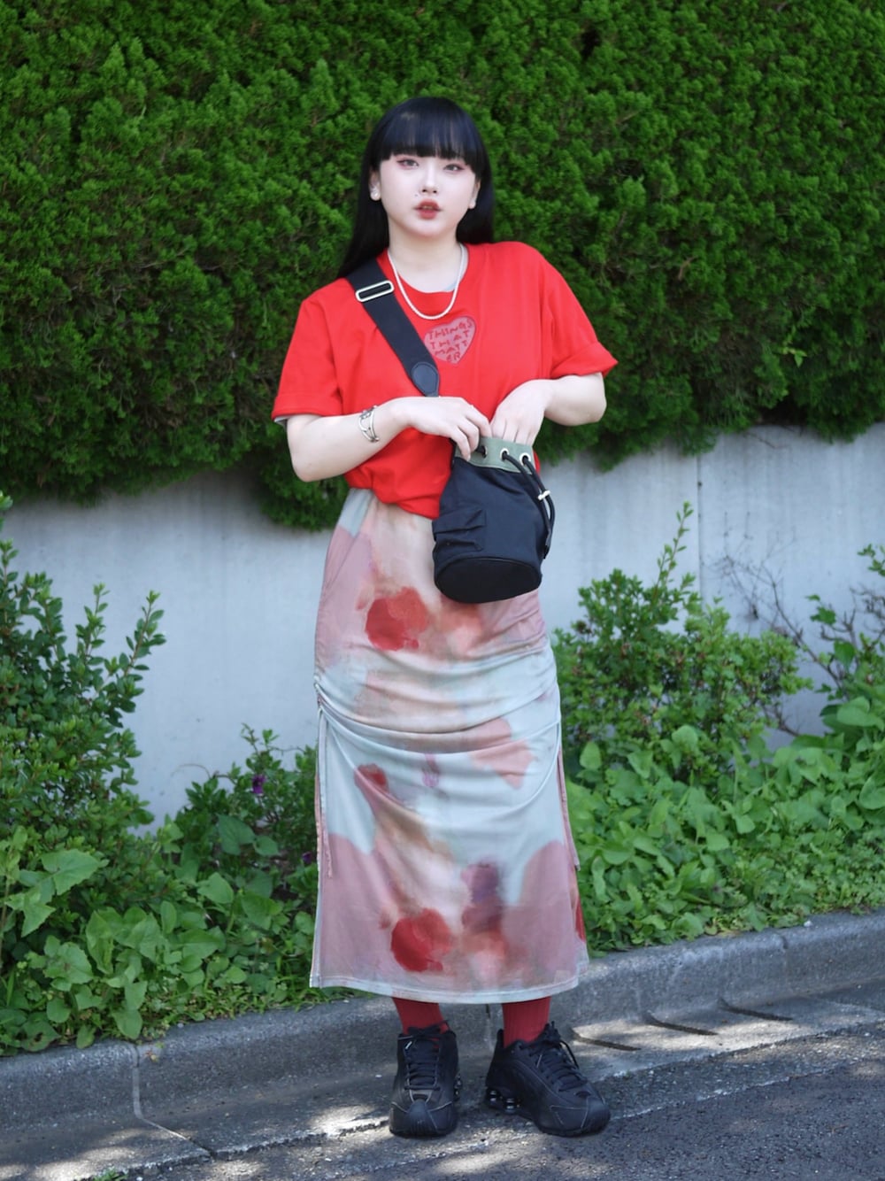 「夏コーデ、ワンピース、ワンピーススタイル、モード、モードスタイル、柄ワンピース、柄、低身長、低身長コーデ、低身長女子」｜「ELUNISのニュアンスガラシアーワンピース（ワンピース、レッド系）」を使った、モﾁｬﾝ / rumi さん（骨格ストレート・レディース・146cm）の夏コーディネートの1枚目の写真