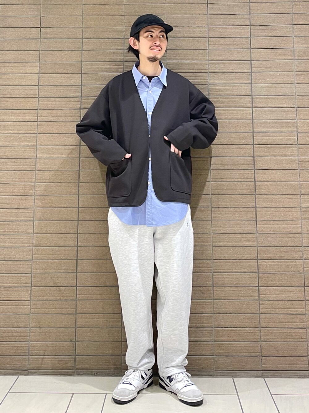 「スウェットパンツ、ジャケット、キャップ、レイヤードスタイル、白スニーカー、きれいめカジュアル、シンプルコーデ」｜「B:MING by BEAMSのB:MING by BEAMS / ワイドフィット タイプライター シャツ（シャツ/ブラウス、ブルー系）」を使った、Naoki Shuzuiさん（メンズ・178cm）の冬コーディネートの1枚目の写真