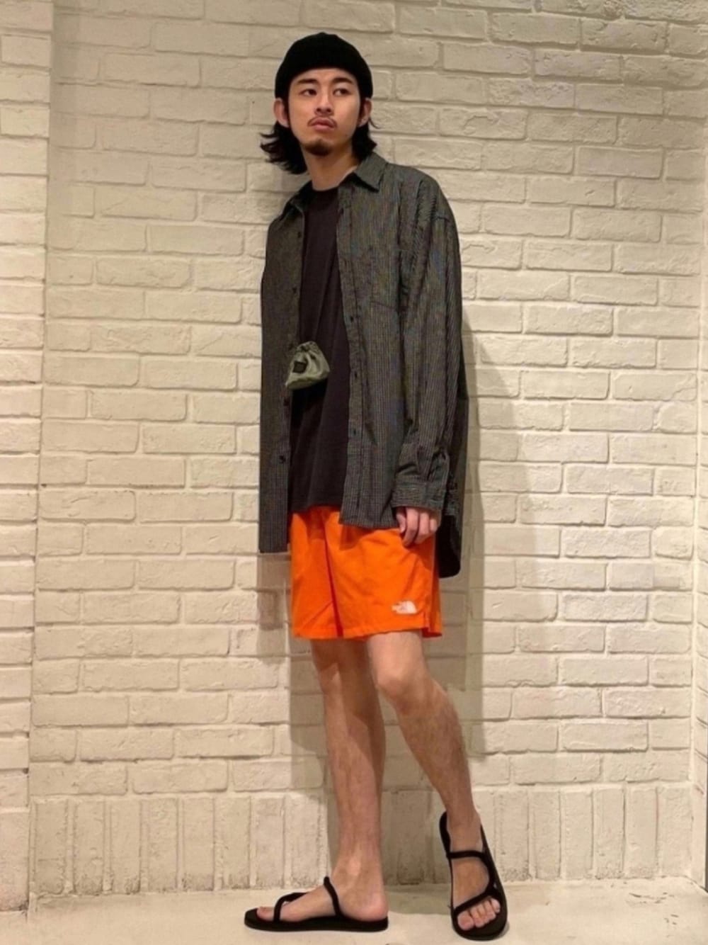 「ビッグシルエット、ショートパンツ、休日スタイル、THE NORTH FACE、ネオンカラー、スポーツサンダル、ネックポーチ、ハーフパンツ、チェック、ビタミンカラー」｜「B:MING by BEAMSのB:MING by BEAMS / ワイドフィット レギュラーカラーシャツ（シャツ/ブラウス、ブラック系）」を使った、Naoki Shuzuiさん（メンズ・178cm）の夏コーディネートの1枚目の写真