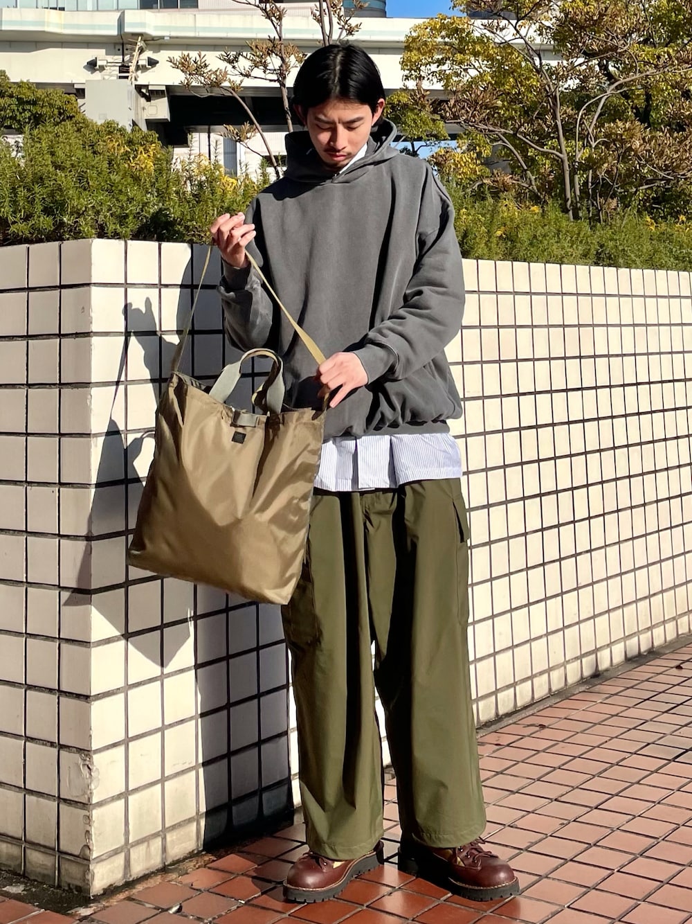 「トートバッグ、ビッグシルエット、パーカー、レイヤードスタイル、レースアップシューズ」｜「B:MING by BEAMSのB:MING by BEAMS / ピグメントダイ ビッグシルエット パーカー（パーカー、グレー系）」を使った、Naoki Shuzuiさん（メンズ・178cm）の冬コーディネートの1枚目の写真