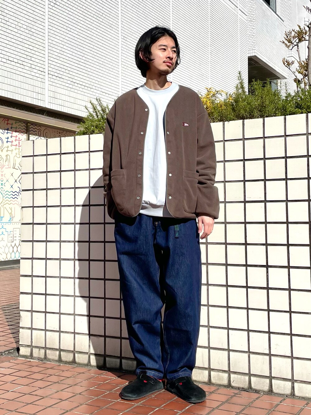 「カーディガン、デニム、ビッグシルエット、レイヤードスタイル、デニムパンツ、きれいめカジュアル、で」｜「B:MING by BEAMSのビーミング by ビームス / スーパーヘビーウェイト ロングスリーブ Tシャツ（Tシャツ/カットソー、ブルー系）」を使った、Naoki Shuzuiさん（メンズ・178cm）の冬コーディネートの1枚目の写真