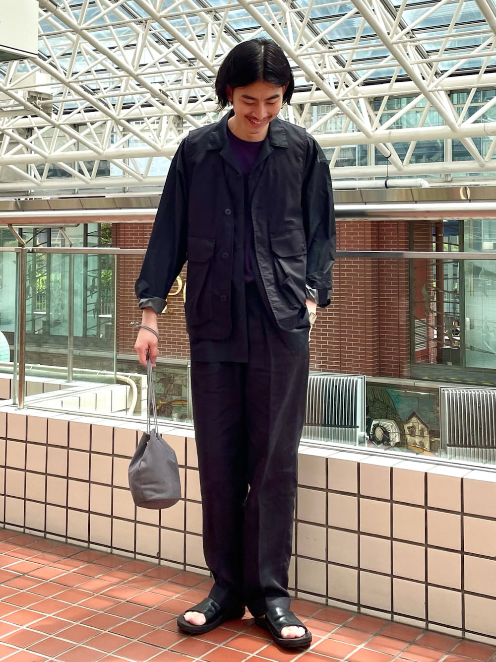「スラックス、ベスト、モノトーン、レイヤードスタイル、タックイン、きれいめカジュアル、シンプルコーデ、ミニバッグ、オープンカラーシャツ」｜「B:MING by BEAMSのB:MING by BEAMS / スーパーライトウェイトナイロン オープンカラーシャツ（シャツ/ブラウス、ブラック系）」を使った、Naoki Shuzuiさん（メンズ・178cm）の春コーディネートの1枚目の写真