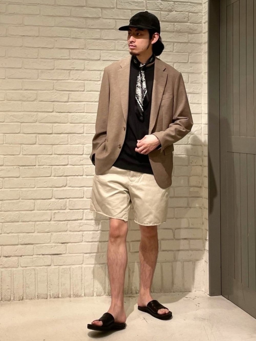 「ジャケット、ビッグシルエット、チノパン、キャップ、ショートパンツ、大人カジュアル、サンダル、ハーフパンツ」｜「B:MING by BEAMSのB:MING by BEAMS / NOMAD エバレット(R) ブッチャー ジャケット(セットアップ対応)（スーツジャケット、ベージュ系）」を使った、Naoki Shuzuiさん（メンズ・178cm）の夏コーディネートの1枚目の写真