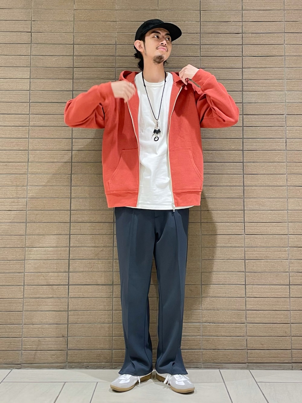 「スニーカー、キャップ、パーカー、ストリート、スラックス、休日スタイル、白スニーカー、秋服準備はじめました、秋トレンド2021」｜「B:MING by BEAMSの＜UNISEX＞ B:MING by BEAMS / ヘビロテ ドロップショルダー Tシャツ(ドロップフィット)（Tシャツ/カットソー、ホワイト系）」を使った、Naoki Shuzuiさん（メンズ・178cm）の秋コーディネートの1枚目の写真