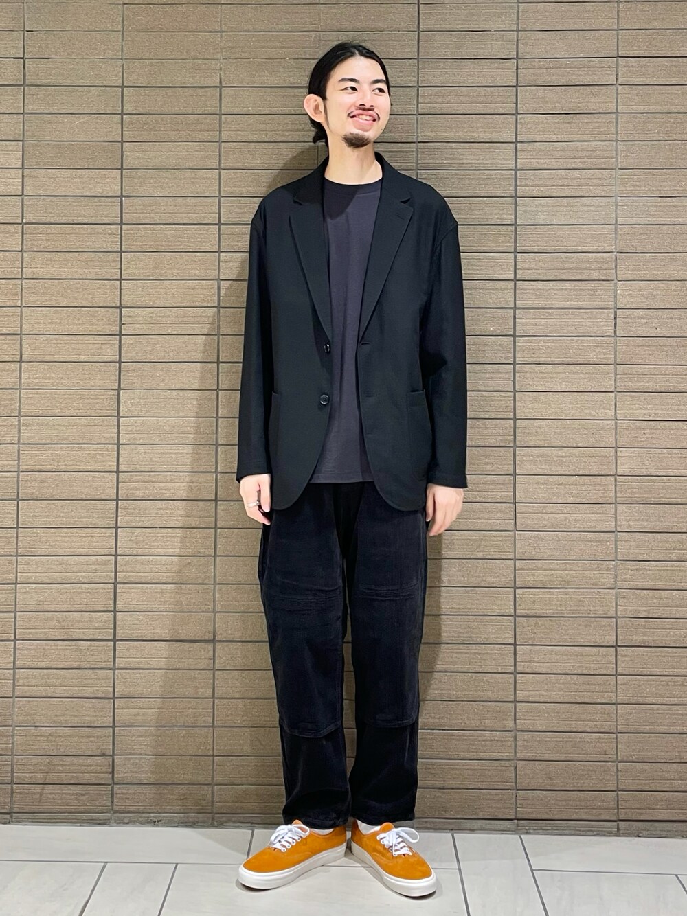 「スニーカー、セットアップ、VANS、テーラードジャケット、スラックス、モノトーン、休日スタイル、きれいめカジュアル、秋コーデ」｜「B:MING by BEAMSのB:MING by BEAMS / ウォッシャブルウール ラグランクルーネック カットソー（Tシャツ/カットソー、ブラック系）」を使った、Naoki Shuzuiさん（メンズ・178cm）の秋コーディネートの1枚目の写真