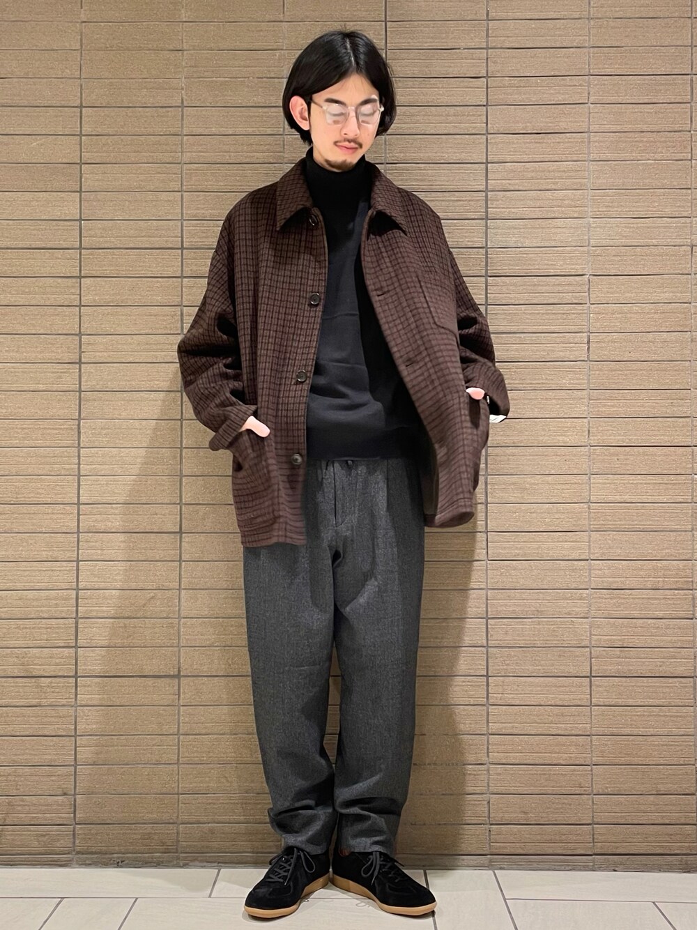 「チェック、スニーカー、スラックス、カバーオール、スニーカーコーデ、休日スタイル、ブラウン、シンプルコーデ、メガネ男子、チェック柄に恋してる、エレガント、タートルネック」｜「B:MING by BEAMSのB:MING by BEAMS / リラックスフィット タートルネックニット（ニット/セーター、ブラック系）」を使った、Naoki Shuzuiさん（メンズ・178cm）の秋コーディネートの1枚目の写真