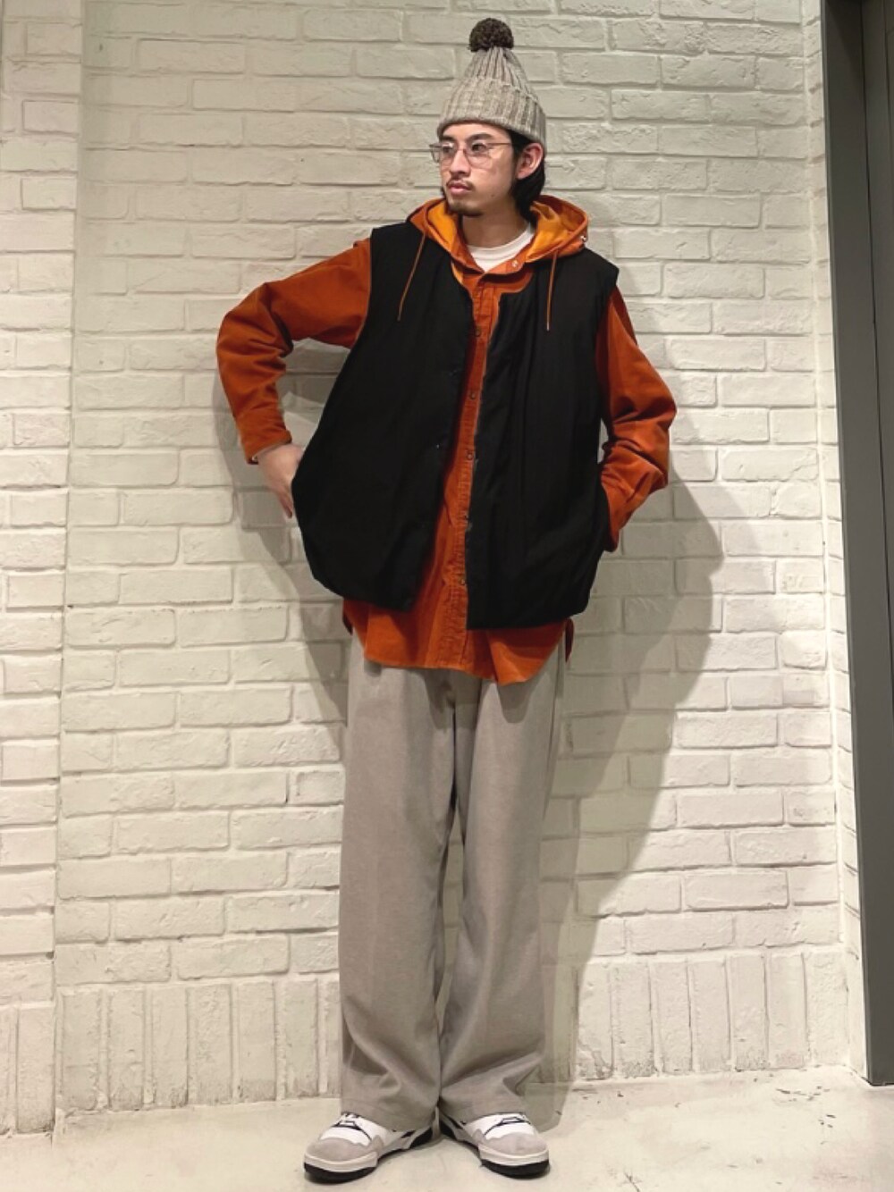 「スニーカー、ビッグシルエット、ニット帽、レイヤードスタイル、白スニーカー、メガネ男子、カラーパレット」｜「B:MING by BEAMSのB:MING by BEAMS / ALLIED 中綿 クルーネック ベスト（ベスト、ブラック系）」を使った、Naoki Shuzuiさん（メンズ・178cm）の冬コーディネートの1枚目の写真