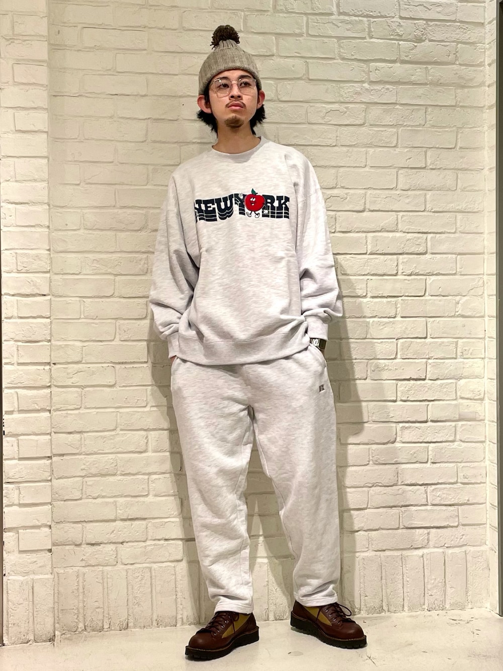 「スウェットパンツ、スウェット、ビッグシルエット、セットアップ、ワントーンコーデ、ニット帽、ロゴスウェット、休日スタイル」｜「B:MING by BEAMSのRUSSELL ATHLETIC x B:MING by BEAMS / 別注 ハイコットン ロゴ スウェットシャツ(セットアップ対応)（スウェット、グレー系）」を使った、Naoki Shuzuiさん（メンズ・178cm）の冬コーディネートの1枚目の写真