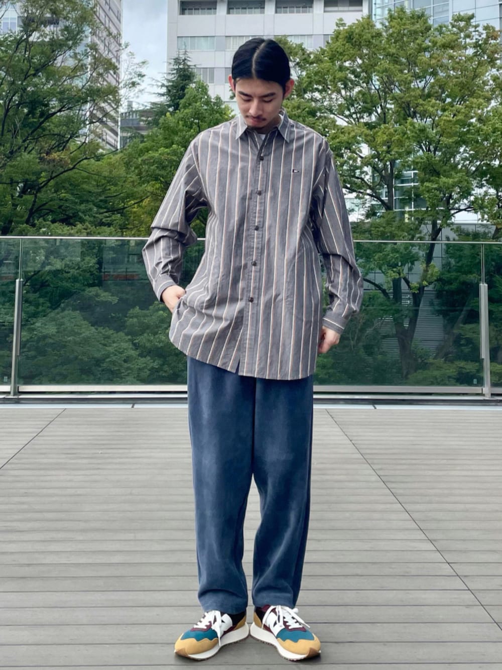 「スウェットパンツ、スウェット、スニーカー、ビッグシルエット、New Balance、ストライプ、休日スタイル、きれいめカジュアル、シャツスタイル、秋コーデ、wearhalloween2021、カラーパンツ」｜「NEW BALANCEのアイテム（スニーカー、その他）」を使った、Naoki Shuzuiさん（メンズ・178cm）の秋コーディネートの1枚目の写真