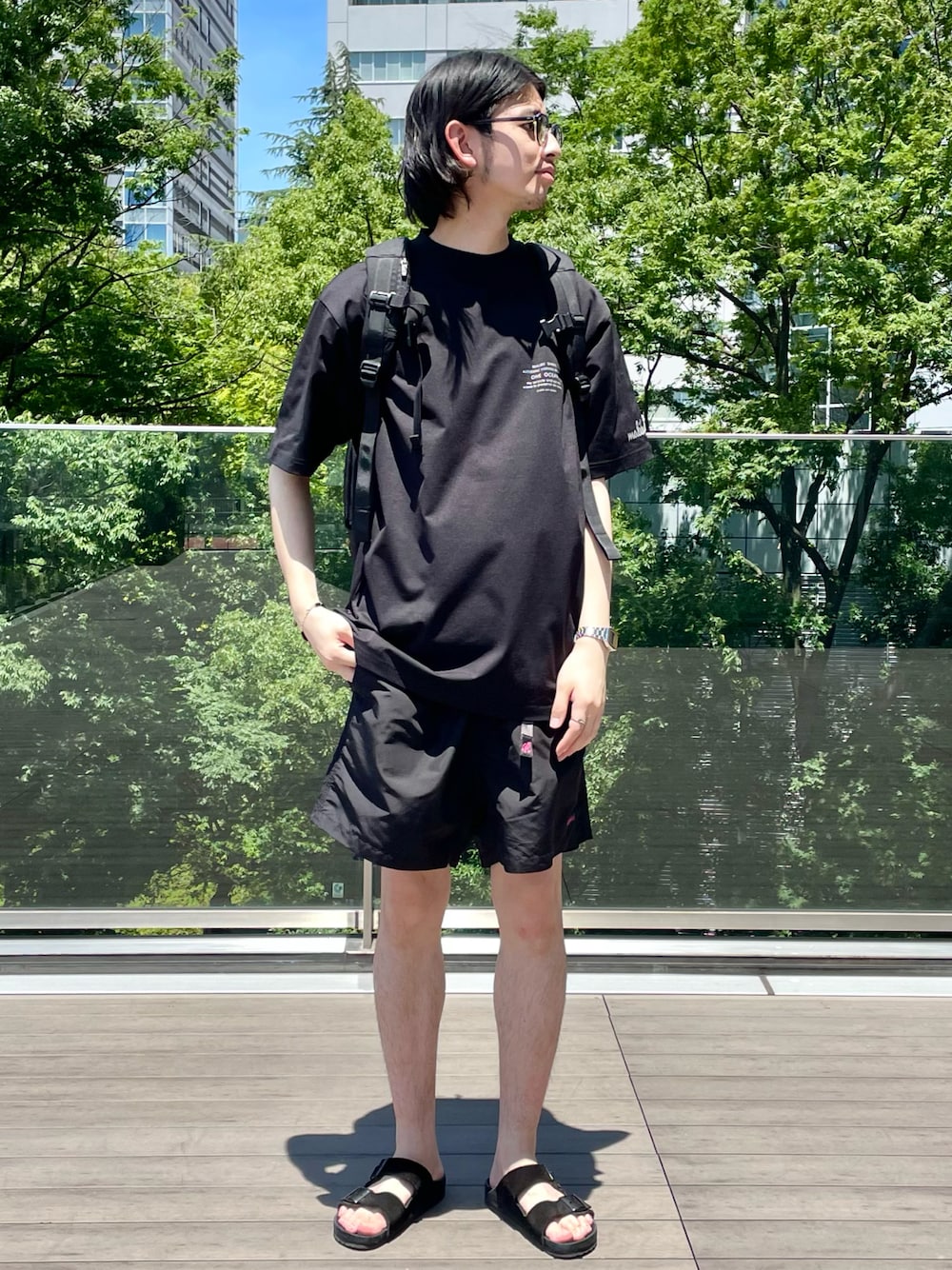 「ワントーンコーデ、ショートパンツ、Tシャツ、モノトーン、ハーフパンツ、夏コーデ、夏だ！Tシャツ着よう！、ビッグT」｜「B:MING by BEAMSのMALIBU SHIRTS x B:MING by BEAMS / 別注 LAND AND  WATER Tシャツ(セットアップ対応)（Tシャツ/カットソー、ブラック系）」を使った、Naoki Shuzuiさん（メンズ・178cm）の夏コーディネートの1枚目の写真