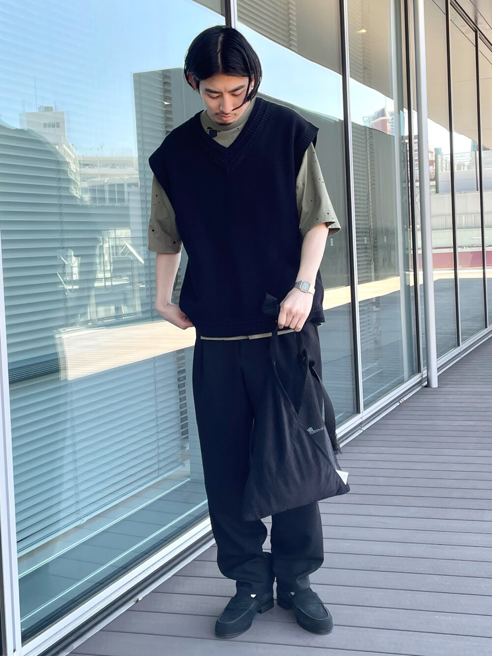 「ビッグシルエット、ローファー、レイヤードスタイル、ニットベスト、シンプルコーデ、春コーデ、ミニバッグ」｜「B:MING by BEAMSのB:MING by BEAMS / カノコ ドロップショルダー Vネックベスト（ニット/セーター、ブラック系）」を使った、Naoki Shuzuiさん（メンズ・178cm）の春コーディネートの1枚目の写真
