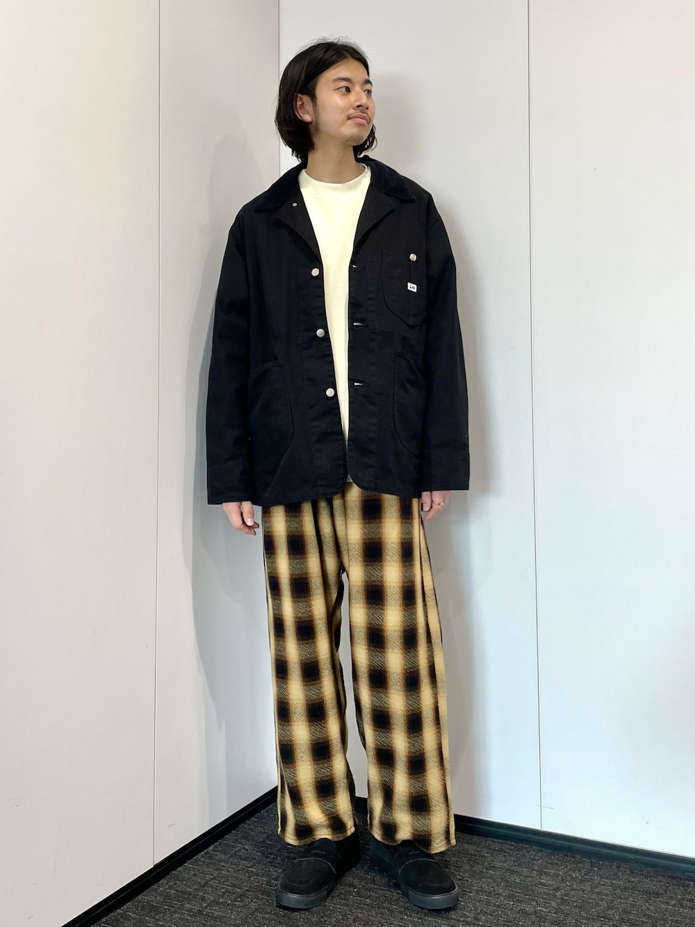 「秋のコーデ、LEE、カバーオール、チェックパンツ、きれいめカジュアル、秋コーデ」｜「B:MING by BEAMSのLee x B:MING by BEAMS / 別注 3way メモリアル カバーオール（その他アウター、ブラック系）」を使った、Naoki Shuzuiさん（メンズ・178cm）の夏コーディネートの1枚目の写真