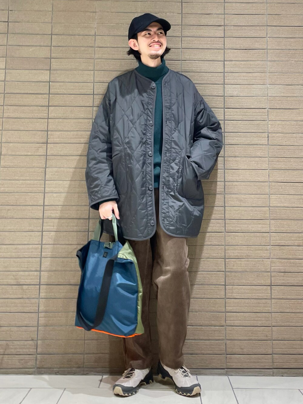 「トートバッグ、グリーン、キャップ、レイヤードスタイル、タートルネック、コーデュロイパンツ、ミリタリージャケット、休日スタイル、きれいめカジュアル、キルティングジャケット」｜「B:MING by BEAMSのB:MING by BEAMS / ウールミックスファー 6パネル キャップ（キャップ、ブラック系）」を使った、Naoki Shuzuiさん（メンズ・178cm）の秋コーディネートの1枚目の写真