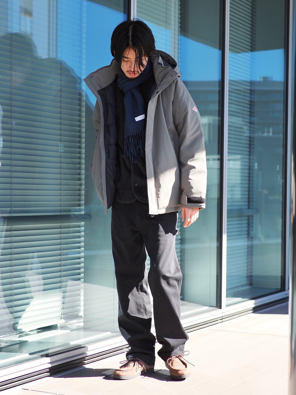 「休日スタイル、シンプル、きれいめカジュアル、マフラーぐるぐる、ダウンジャケット、フリース」｜「DANTONのDANTON / Down Blouson（ダウンジャケット/コート、グリーン系）」を使った、Naoki Shuzuiさん（メンズ・178cm）の冬コーディネートの1枚目の写真