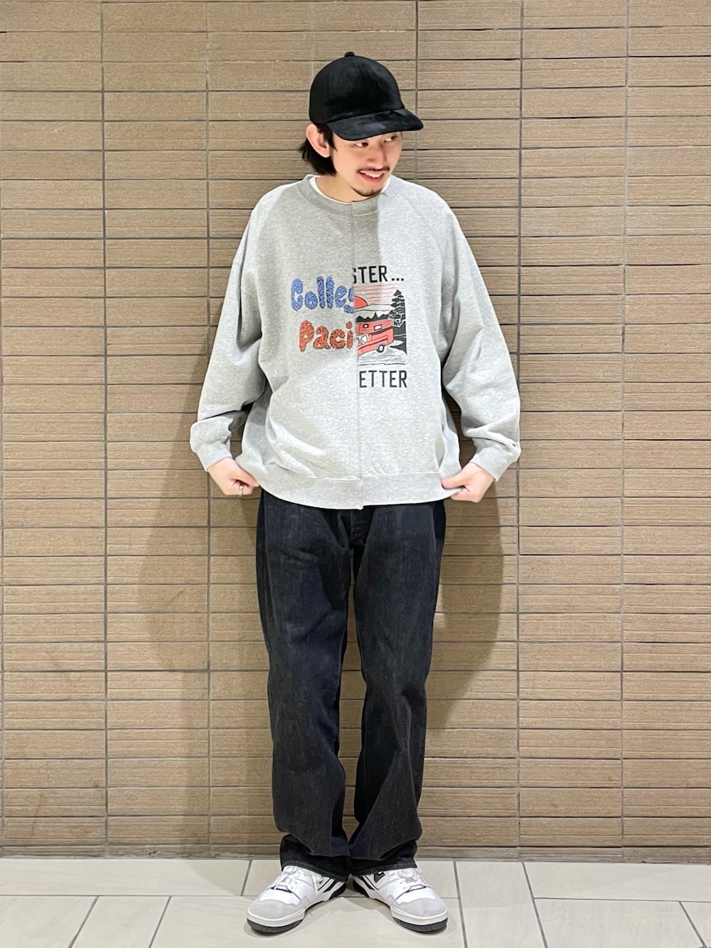 「スウェット、スニーカー、デニム、ビッグシルエット、キャップ、休日スタイル、白スニーカー、シンプルコーデ、ロゴスウェット」｜「B:MING by BEAMSのCollegiate Pacific x B:MING by BEAMS / 別注 ドッキング クルーネック スウェットシャツ（スウェット、グレー系）」を使った、Naoki Shuzuiさん（メンズ・178cm）の冬コーディネートの1枚目の写真