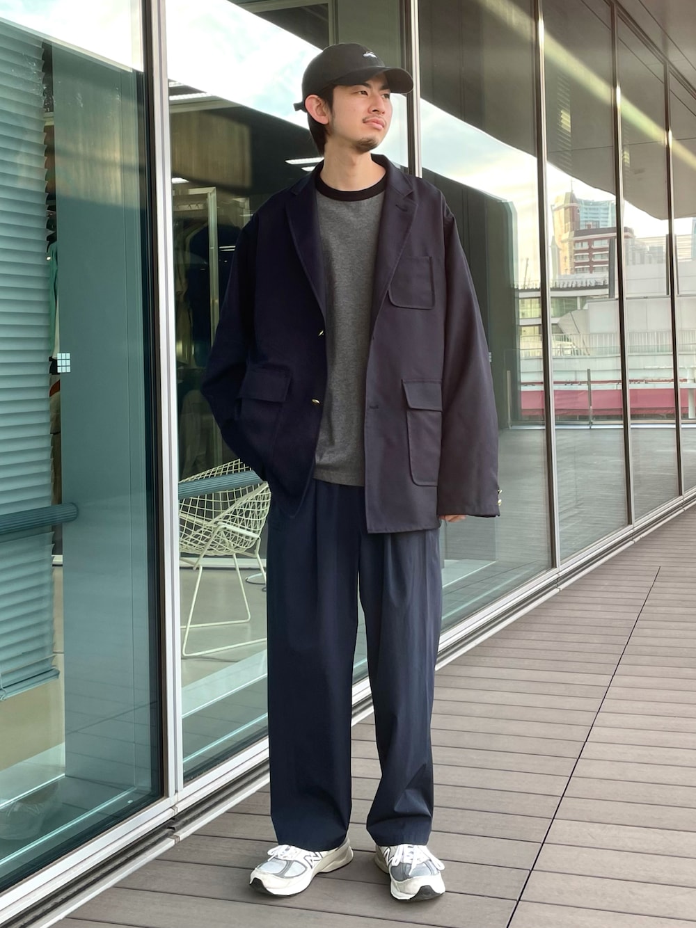 「ビッグシルエット、ブレザー、カーゴパンツ、休日スタイル、厚底シューズ、きれいめカジュアル」｜「B:MING by BEAMSのB:MING by BEAMS / ダントツ撥水(R) ブレザー（テーラードジャケット、ブルー系）」を使った、Naoki Shuzuiさん（メンズ・178cm）の春コーディネートの1枚目の写真